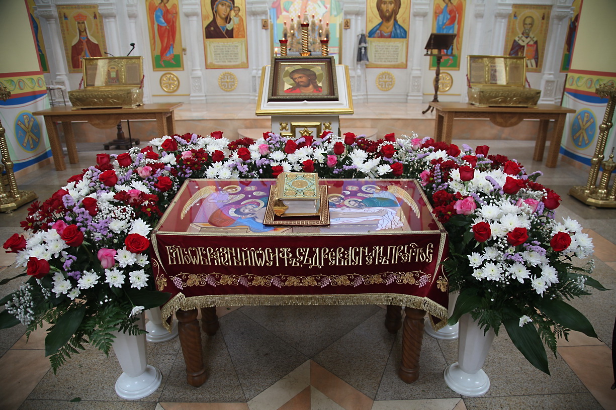 В Великую пятницу, епископ Находкинский и Преображенский Николай совершил вечерню с выносом Плащаницы Спасителя в Казанском Кафедральном соборе г. Находки.