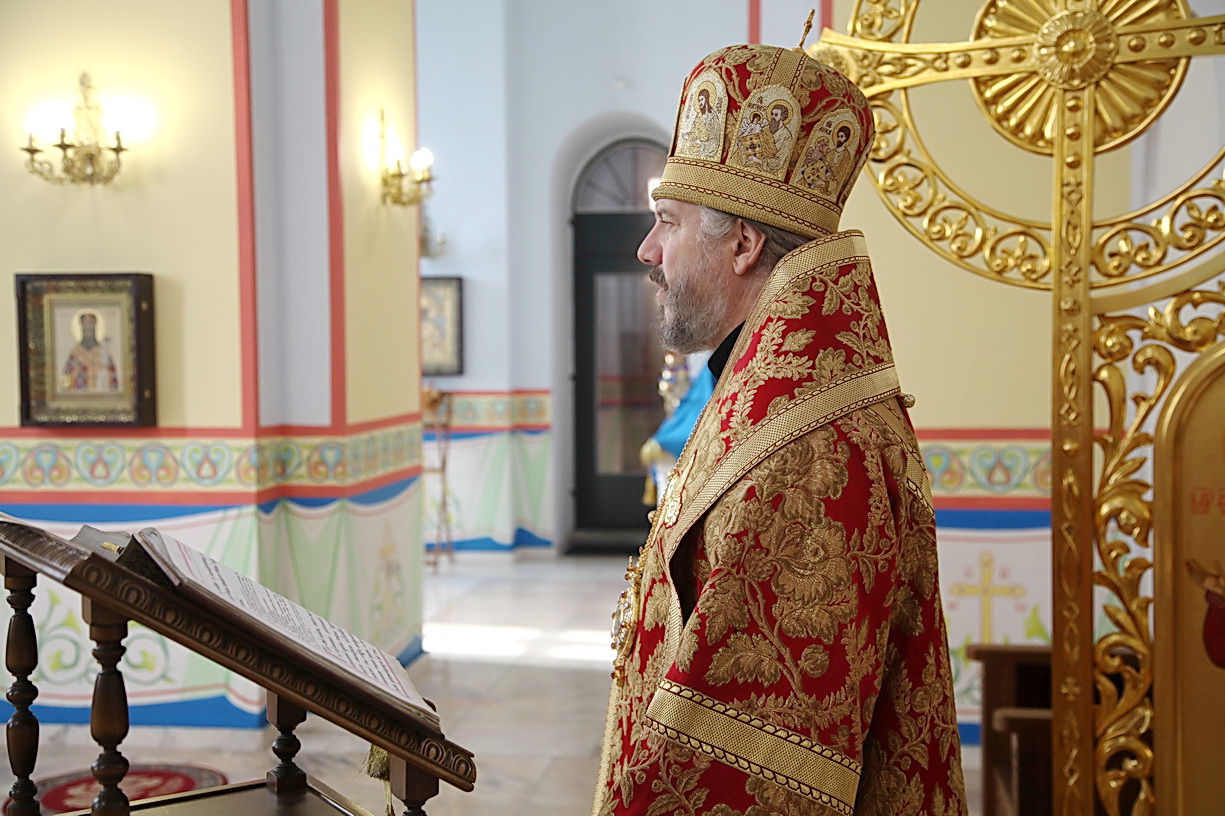 Во вторник Фоминой недели (Радоницу), епископ Находкинский и Преображенский Николай совершил Божественную литургию в Казанском Кафедральном соборе г. Находки.