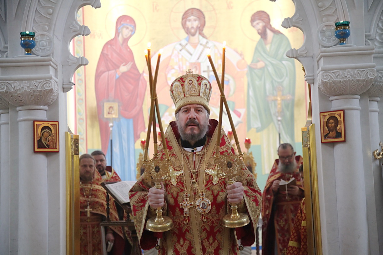 В неделю 6-ю по Пасхе,памяти равноапп. Мефодия и Кирилла, учитилей Словенских , и о слепом, епископ Находкинский и Преображенский Николай совершил Божественную литургию в Казанском Кафедральном соборе г. Находки.