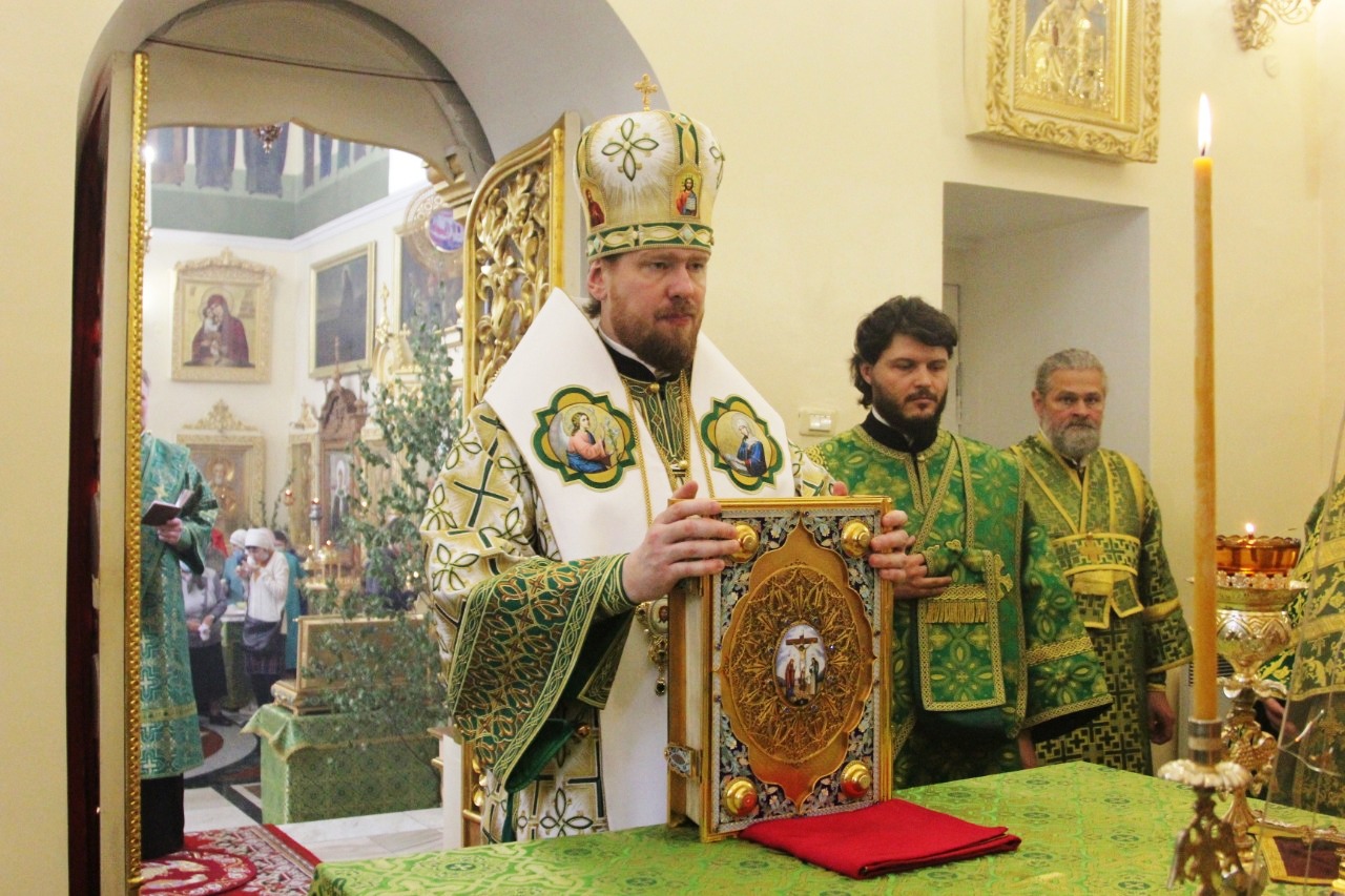 Митрополит Владимир совершил Божественную литургию в день Святого Духа в Свято-Никольском кафедральном соборе