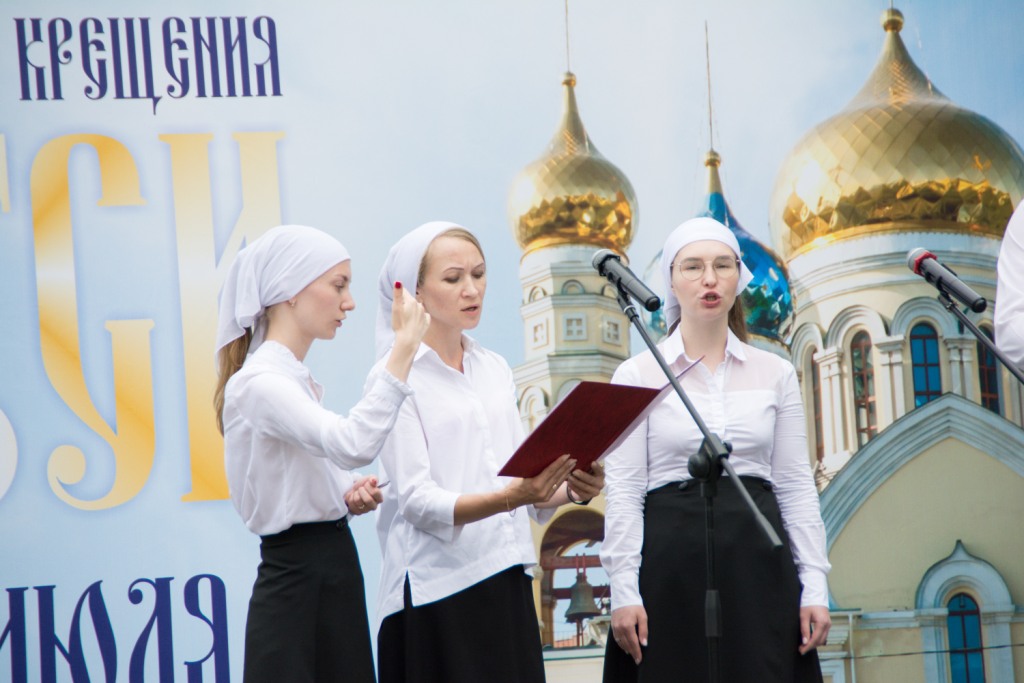 Праздничную программу в День Крещение Руси благословили священники