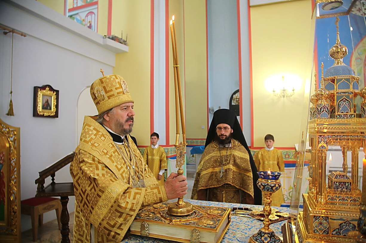 В неделю 1-ю по Пятидесятнице епископ Находкинский и Преображенский Николай совершил Божественную литургию в Казанском Кафедральном соборе г. Находки.
