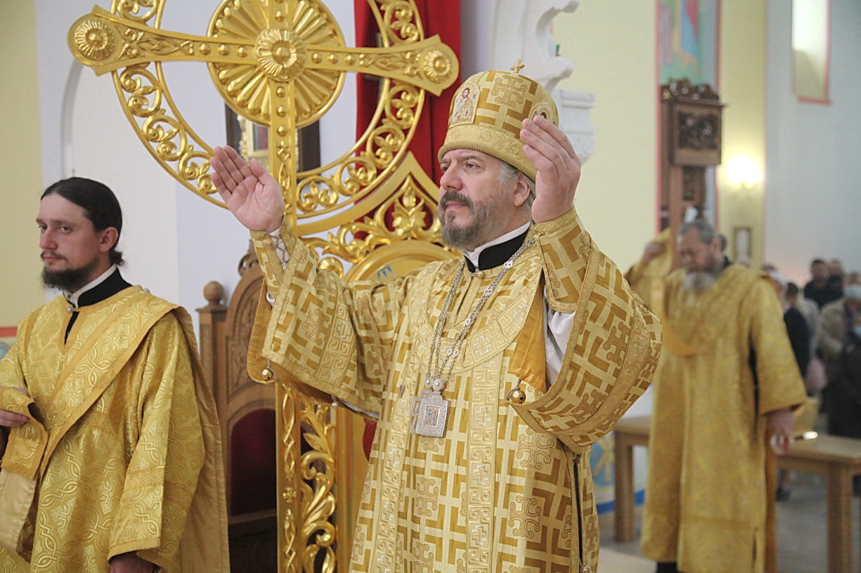 В неделю 2-ю по Пятидесятнице епископ Находкинский и Преображенский Николай совершил Божественную литургию в Казанском Кафедральном соборе г. Находки.