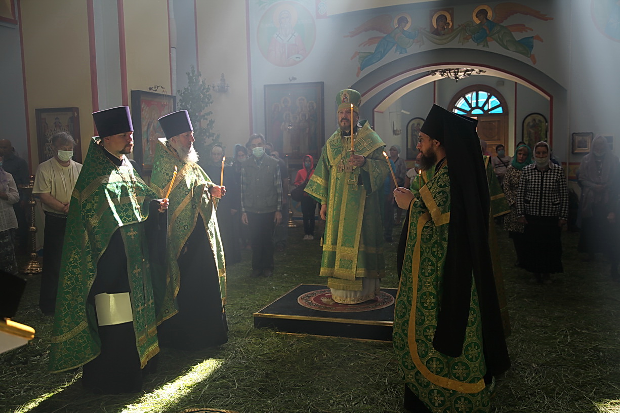 В канун праздника Святой Троицы епископ Николай совершил всенощное бдение в Кафедральном соборе г. Находки.