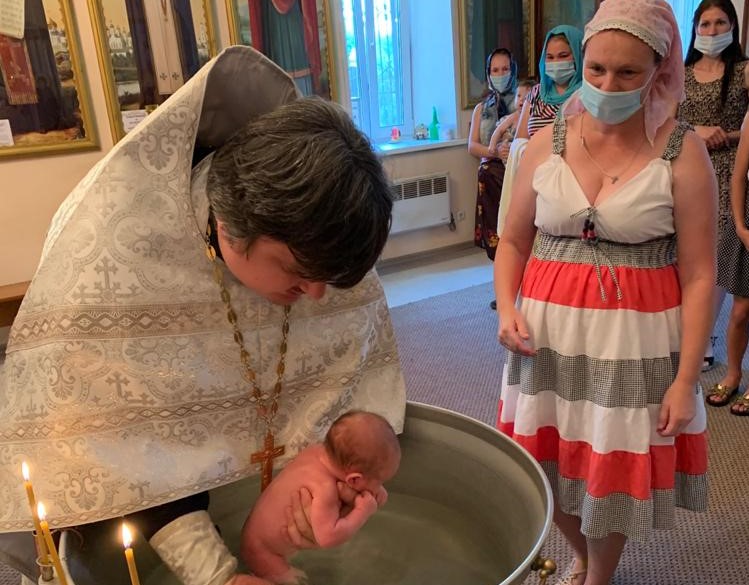 В храме покрестили детей, спасенных от абортов
