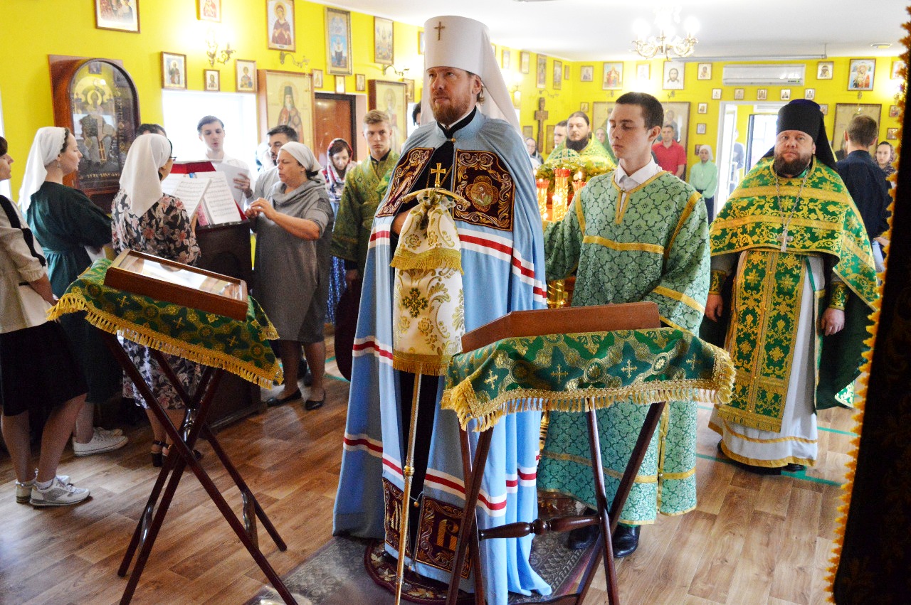 Глава Приморской митрополии совершил Божественную литургию в храме святителя Спиридона Тримифунтского