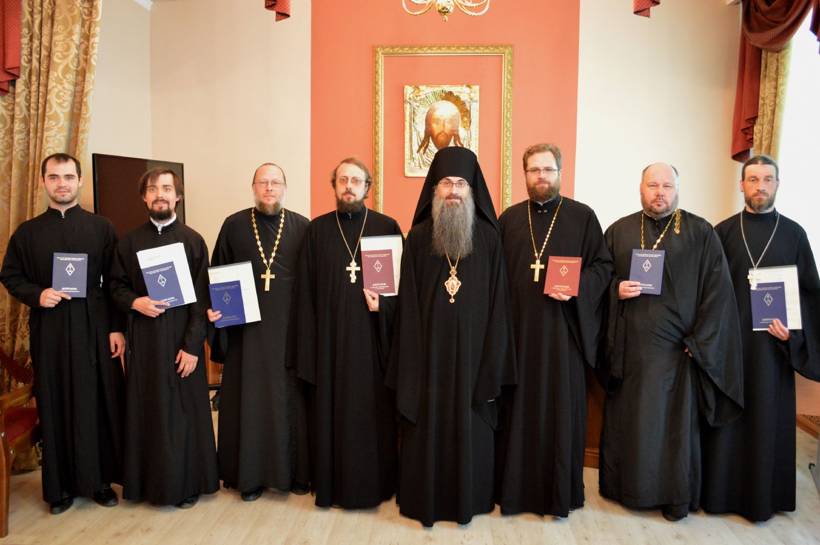Священникам епархии - выпускникам духовной семинарии, вручили дипломы