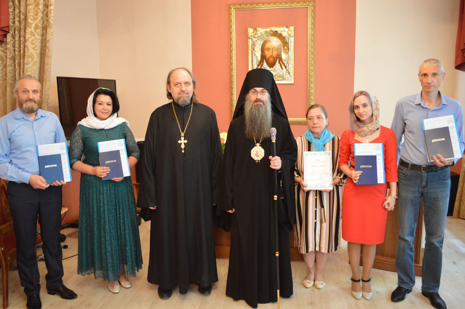 Епископ Уссурийский Иннокентий вручил дипломы церковным специалистам