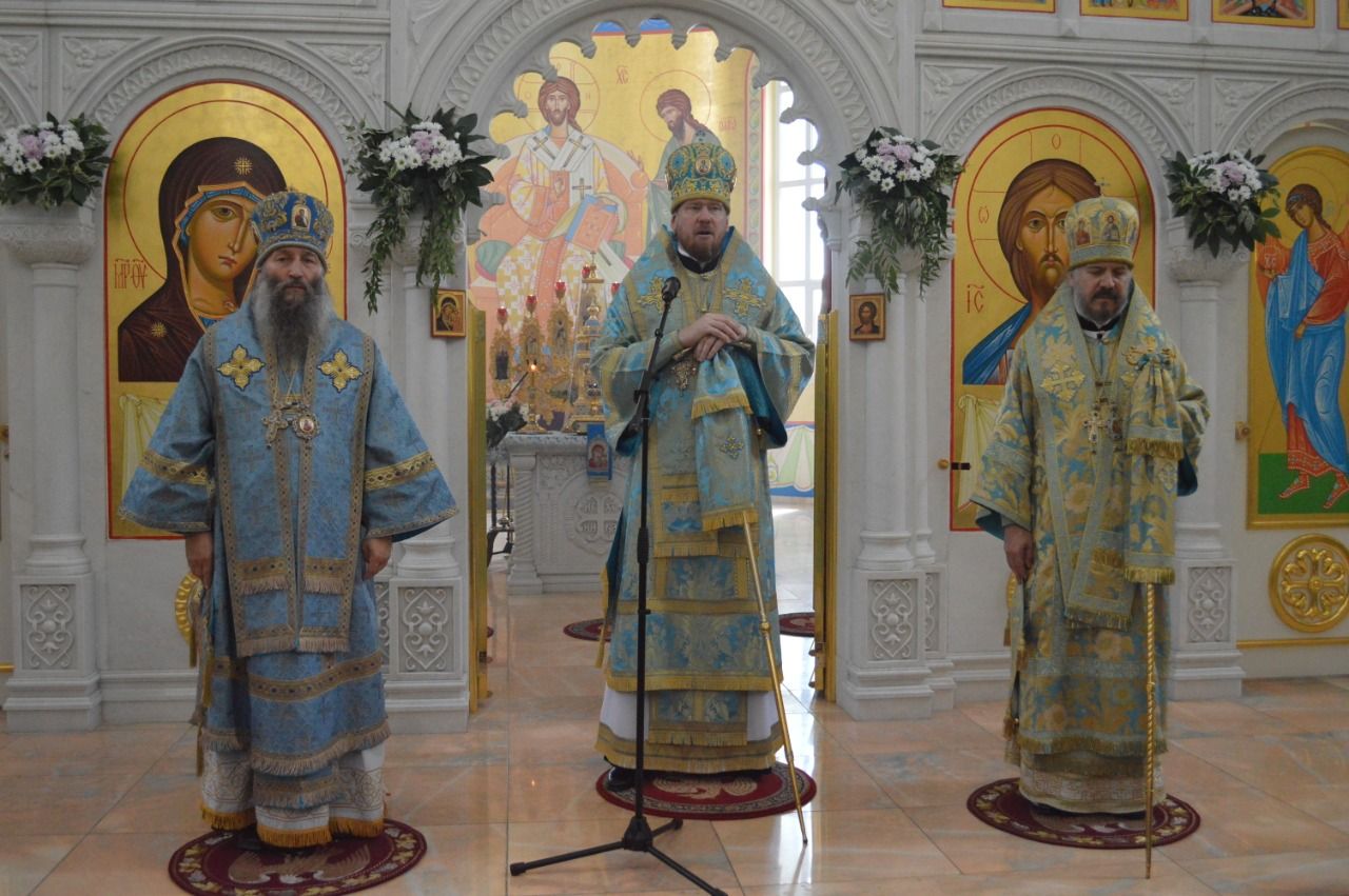 Епископ Гурий сослужил во время Божественной Литургии в Казанском кафедральном соборе города Находки в день престольного праздника (+ Фото)
