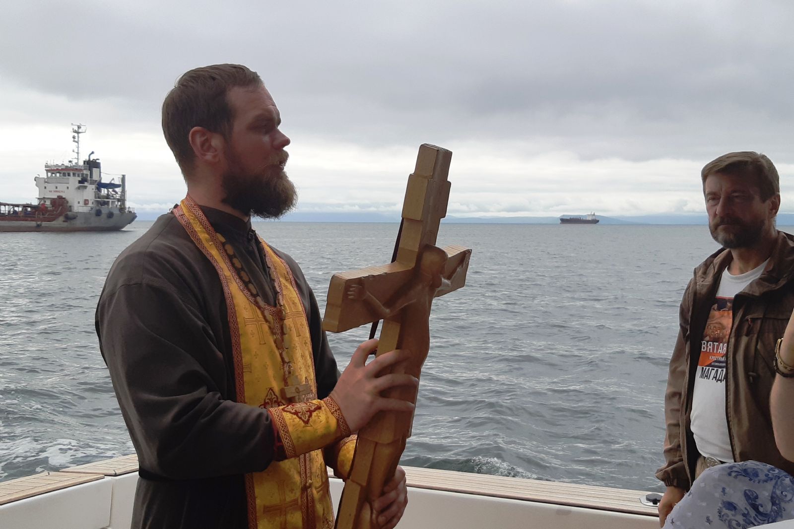 Животворящий Крест Господень обошел морскую акваторию Владивостока