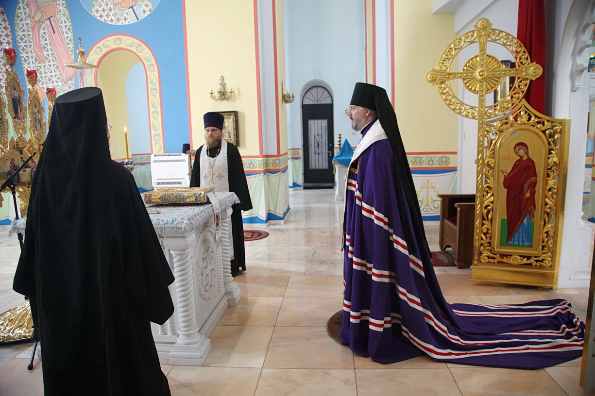 В канун праздника Преображения епископ Николай совершил всенощное бдение в Казанском соборе.