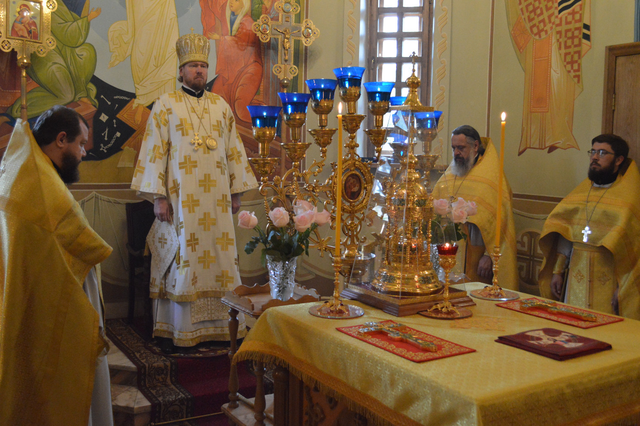 Митрополит Владимир совершил Божественную литургию в храме святых Кирилла и Мефодия