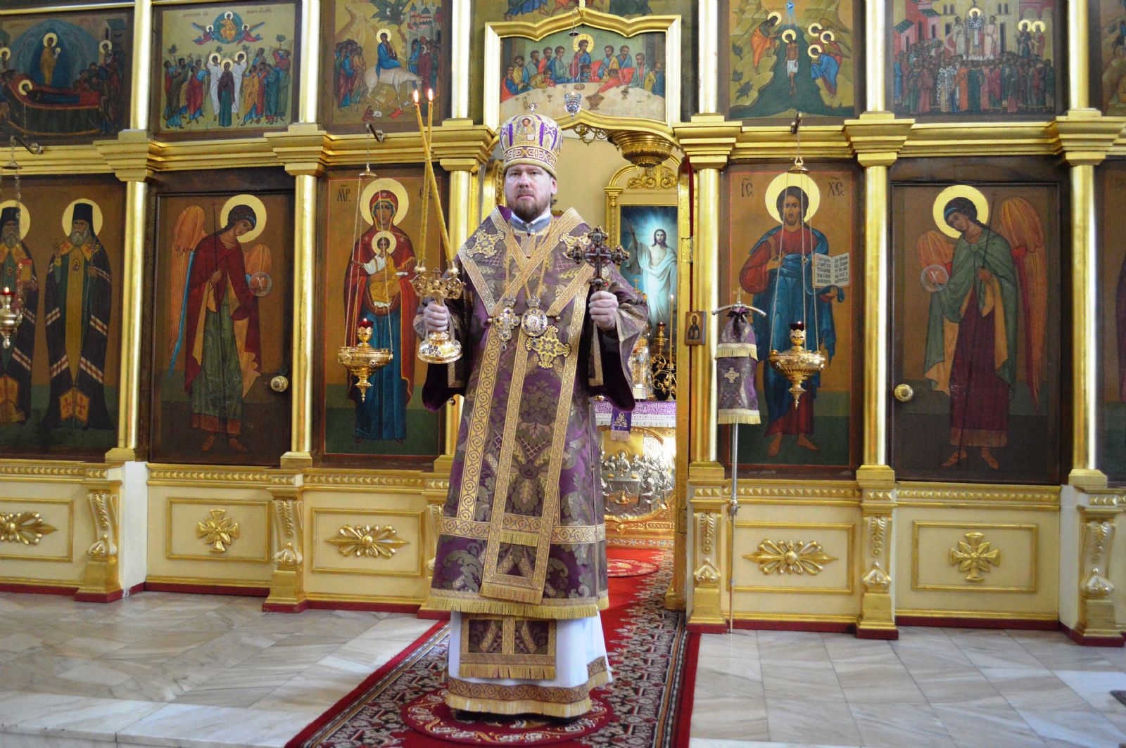 В праздник Воздвижения Креста Господня митрополит Владимир совершил Божественную литургию в Свято-Никольском соборе