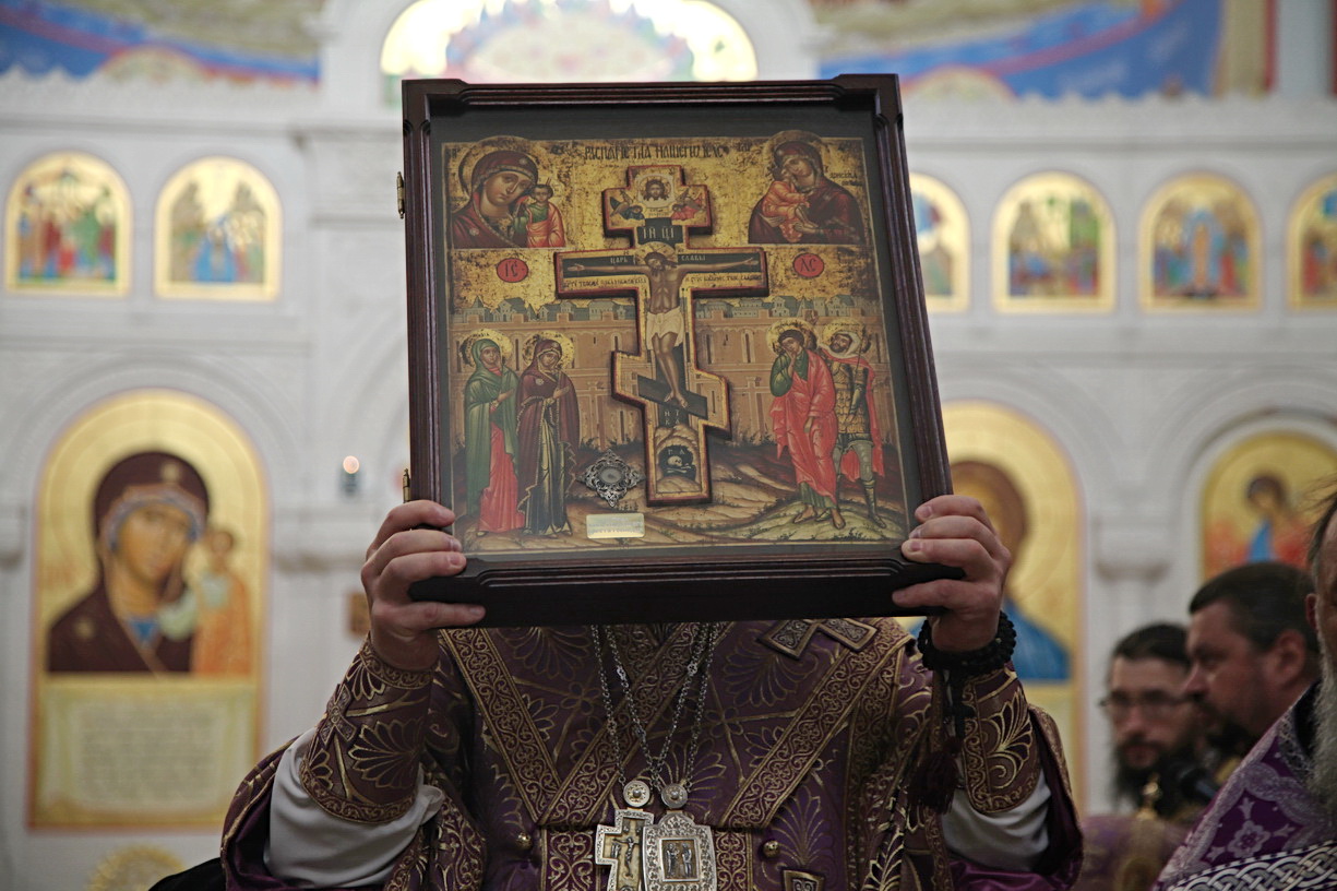 В канун праздника Воздвижения Креста Господня епископ Николай возглавил всенощное бдение в Казанском соборе.