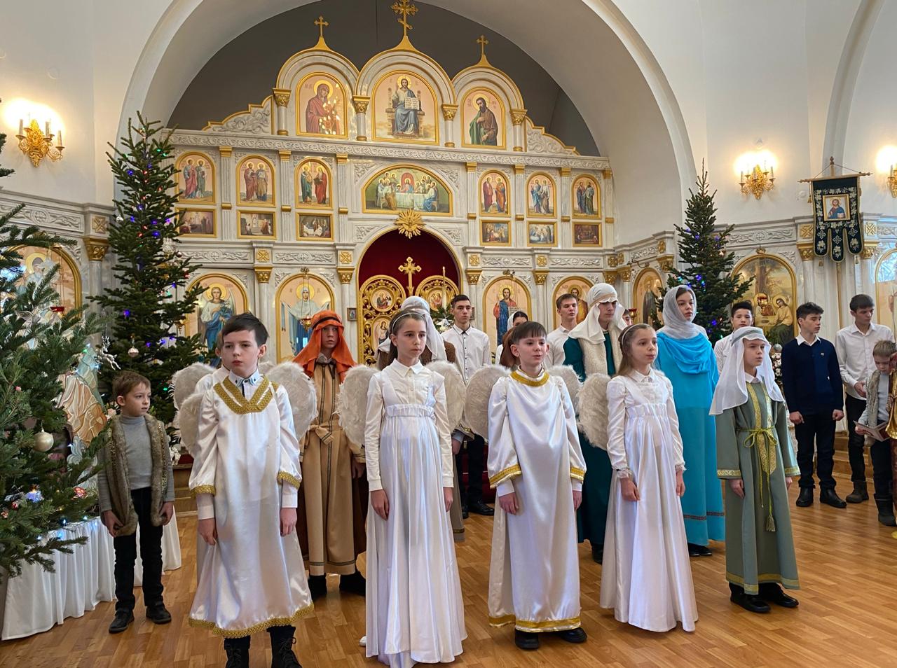 Воскресная школа храма поселка Угловое провела Рождественский утренник