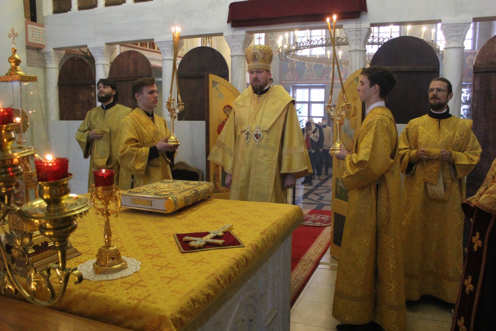 Митрополит Владимир совершил всенощное бдение в храме Казанской иконы Божией Матери