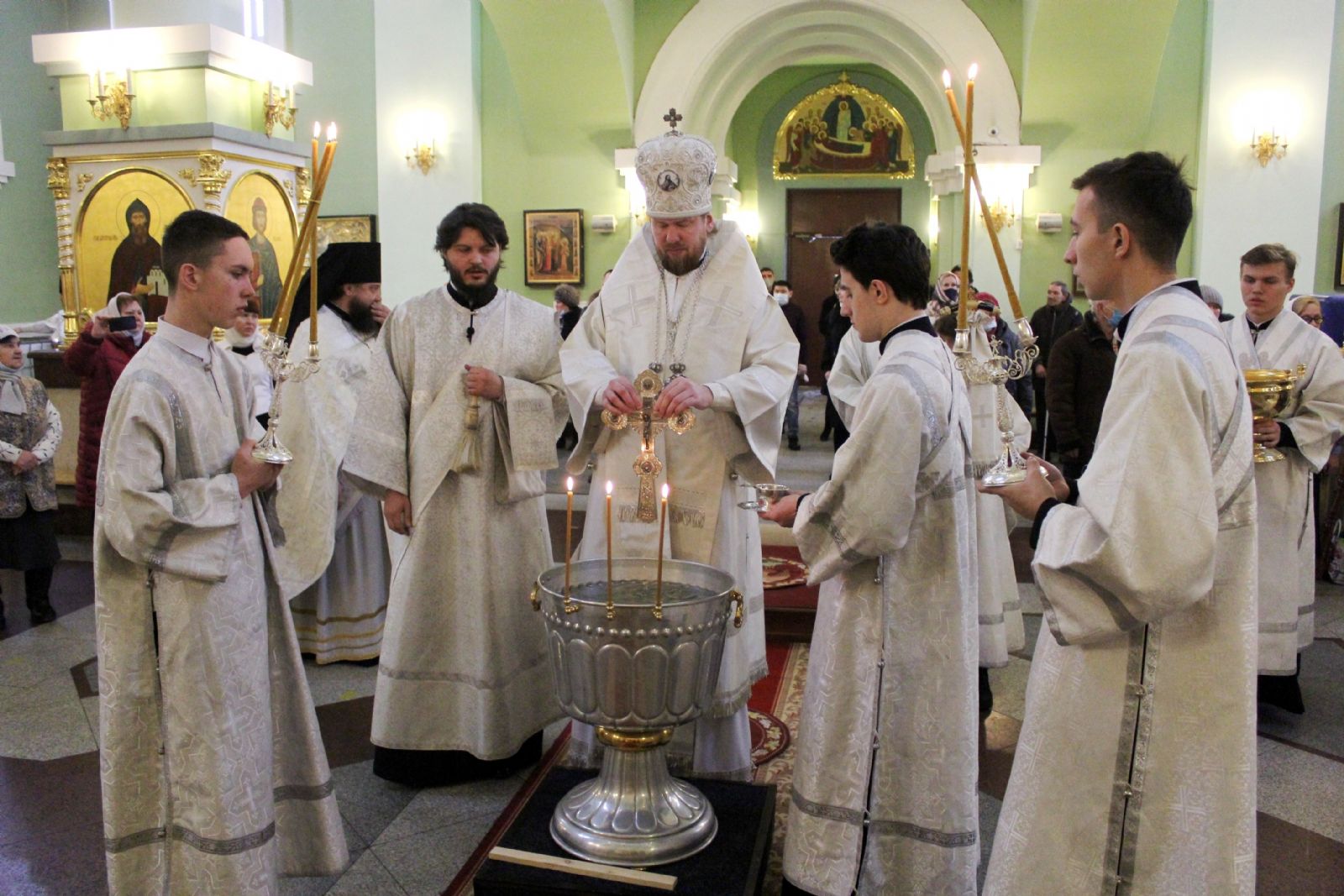В навечерие Богоявления митрополит Владимир совершил Божественную литургию и великое освящение воды