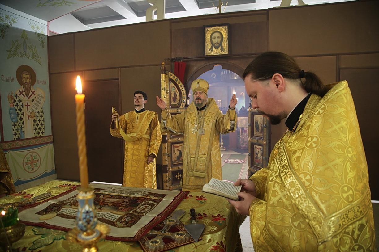 В Неделю 30-ю по Пятидесятнице епископ Находкинский и Преображенский Николай совершил Божественную литургию.