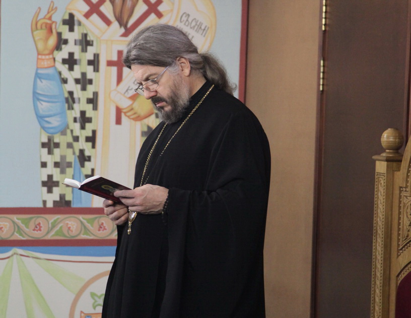 Во вторник, 5 января, епископ Николай молился за вечерним богослужением в Казанском Кафедральном соборе г. Находки.