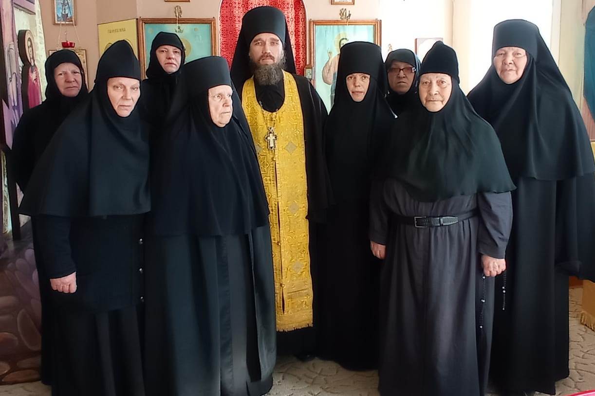 Благочинный монастырей Владивостокской епархии совершил молебен в храме Казанского женского монастыря