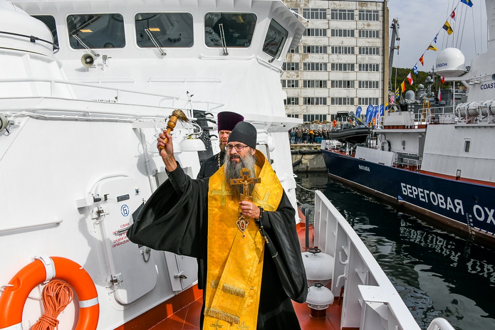 Епископ Иннокентий освятил новые сторожевые корабли "Находка" и "Невельск"