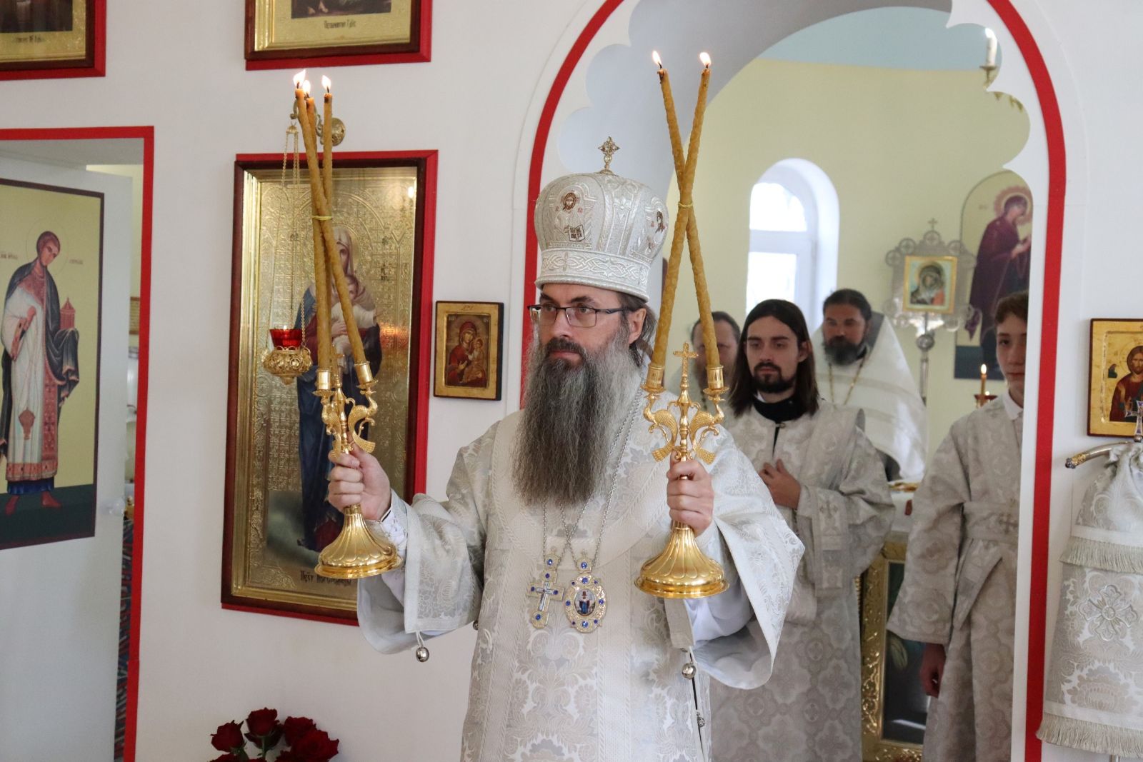 Епископ Иннокентий совершил Божественную литургию в день памяти безвинных жертв богоборцами убиенных
