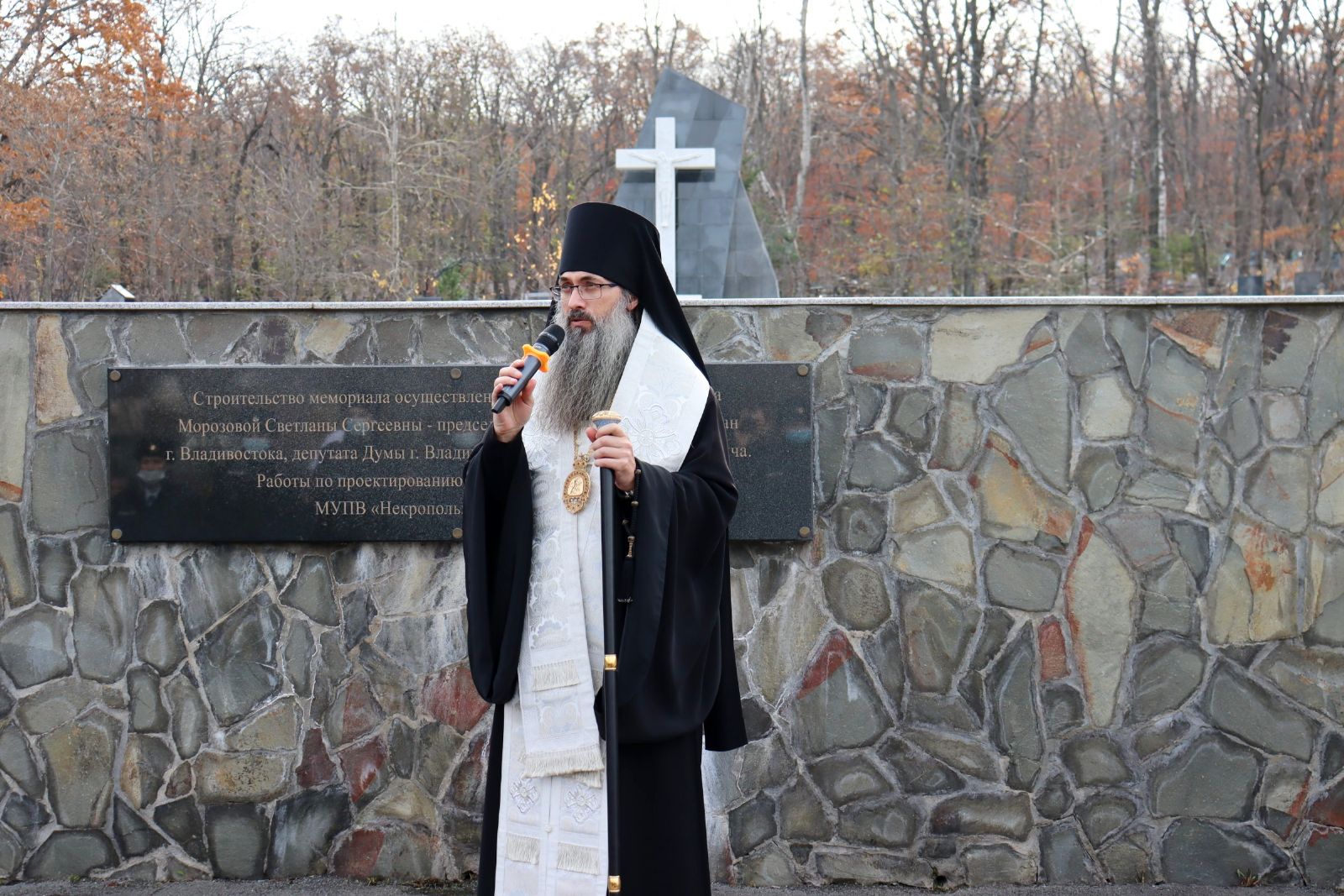 Заупокойную литию у памятного мемориала на Лесном кладбище совершил епископ Иннокентий
