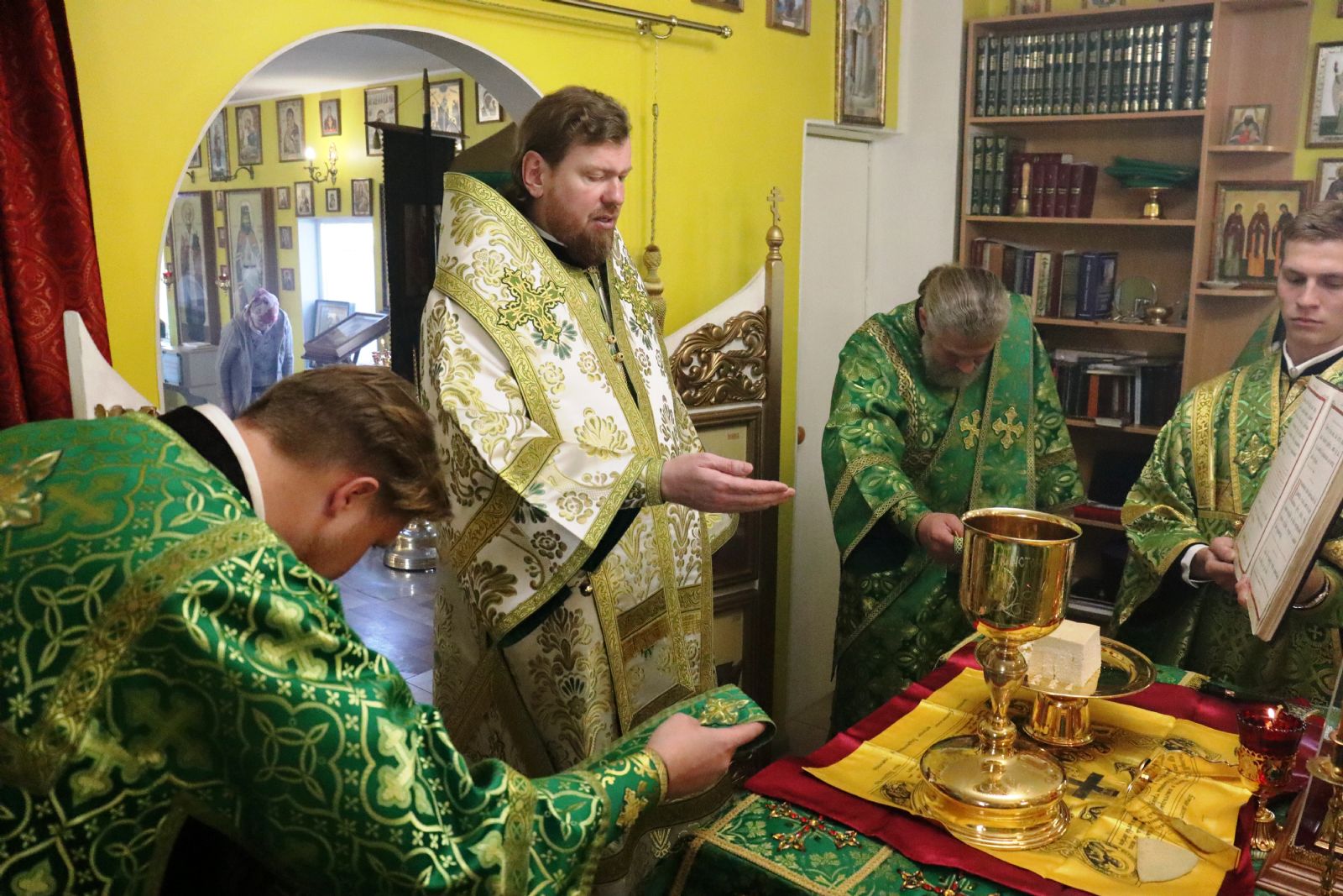 Глава Приморской митрополии совершил Божественную литургию в храме святителя Спиридона Тримифунтского