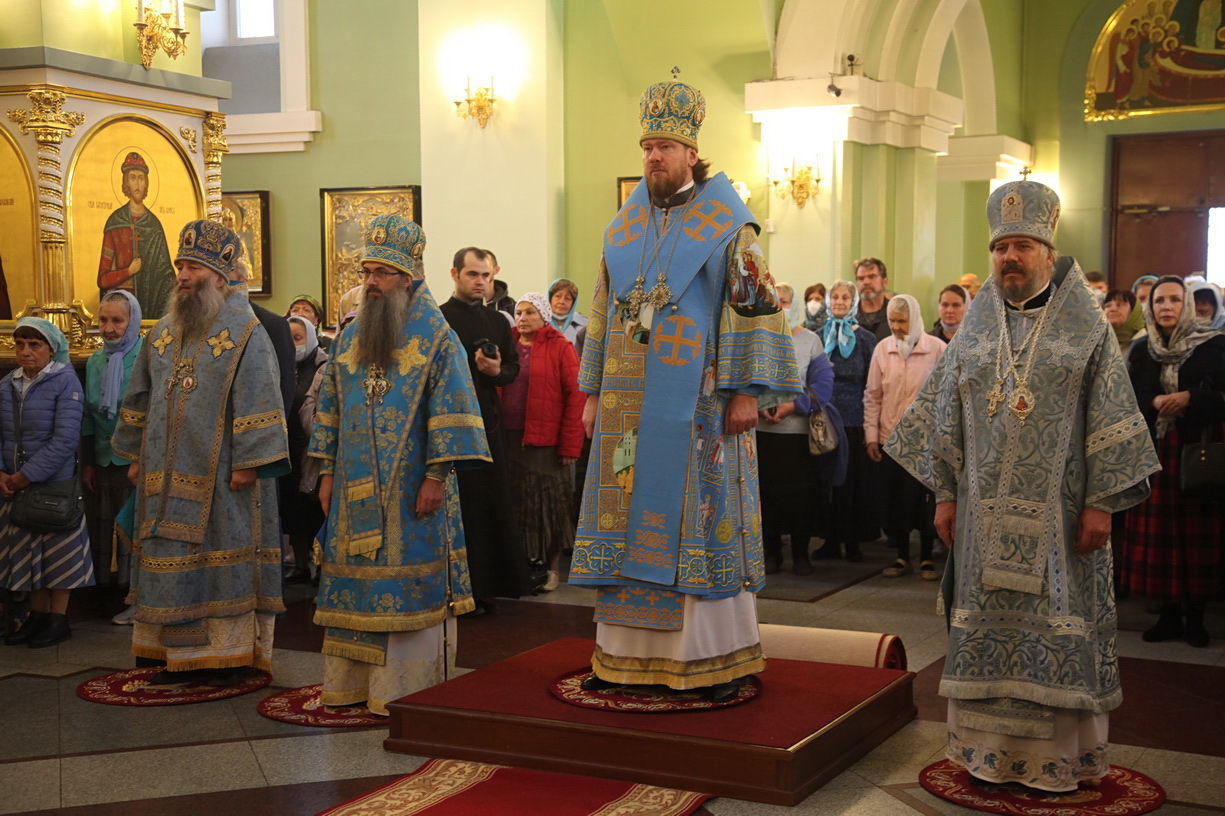 Празднование 10-летия Приморской митрополии открылось совершением сонмом арихипастырей праздничной Божественной литургии.