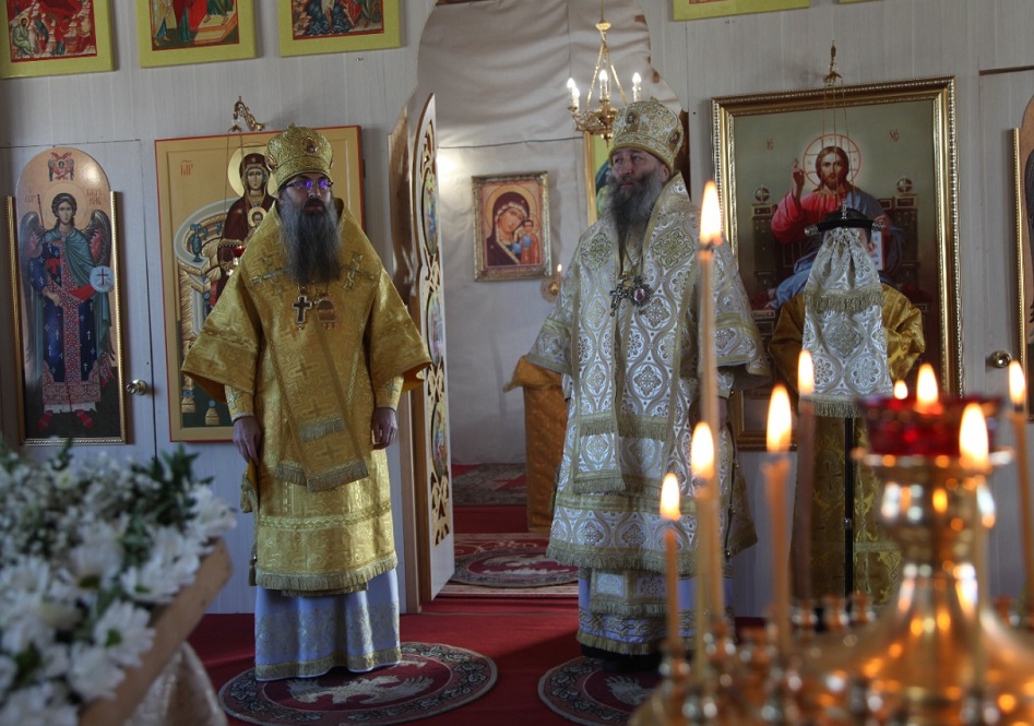 Епископ Уссурийский Иннокентий и Епископ Арсеньевский и Дальнегорский Гурий совершили Божественную литургию