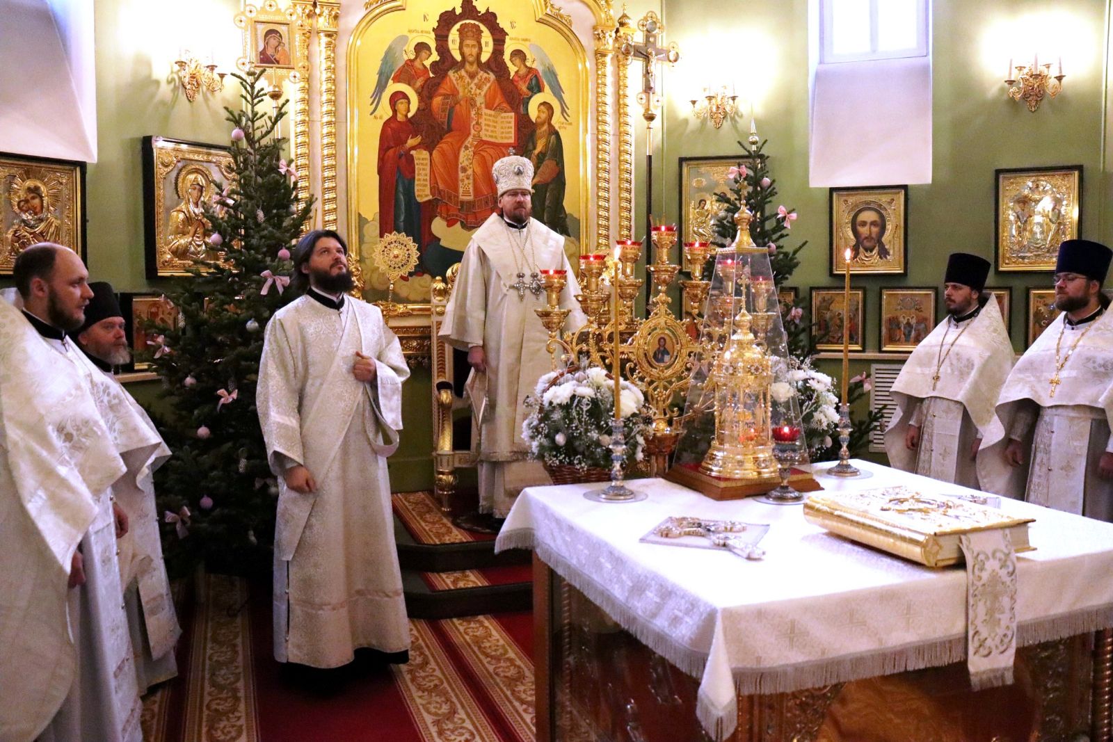В навечерие Рождества Христова митрополит Владимир совершил богослужение в Покровском соборе