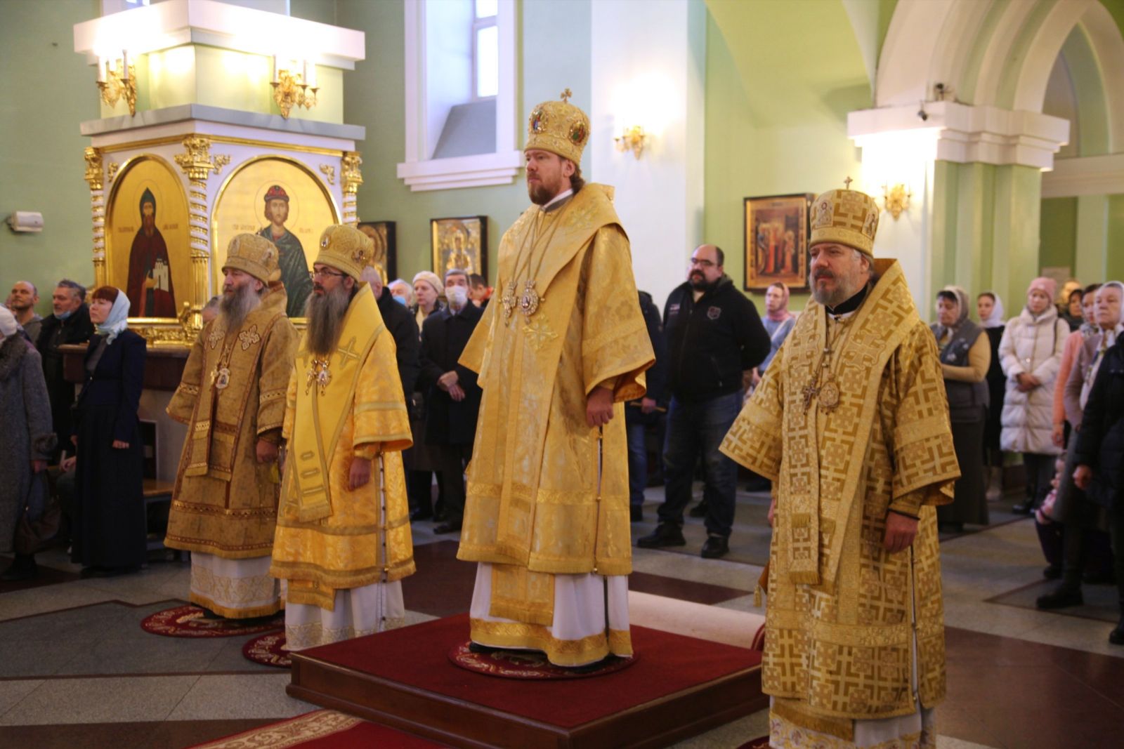 Архипастыри Приморской митрополии совершили Божественную литургию в Покровском соборе.