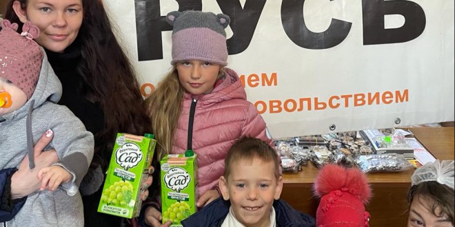 Подопечные получают соки от Фонда продовольствия «Русь»