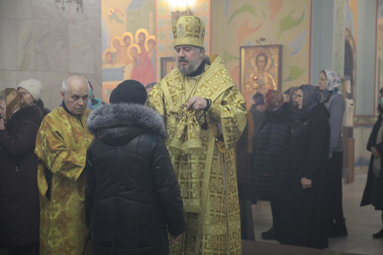 Епископ Николай совершил Всенощное бдение в канун дня памяти святителя Николая, архиепископа Мир Ликийских.