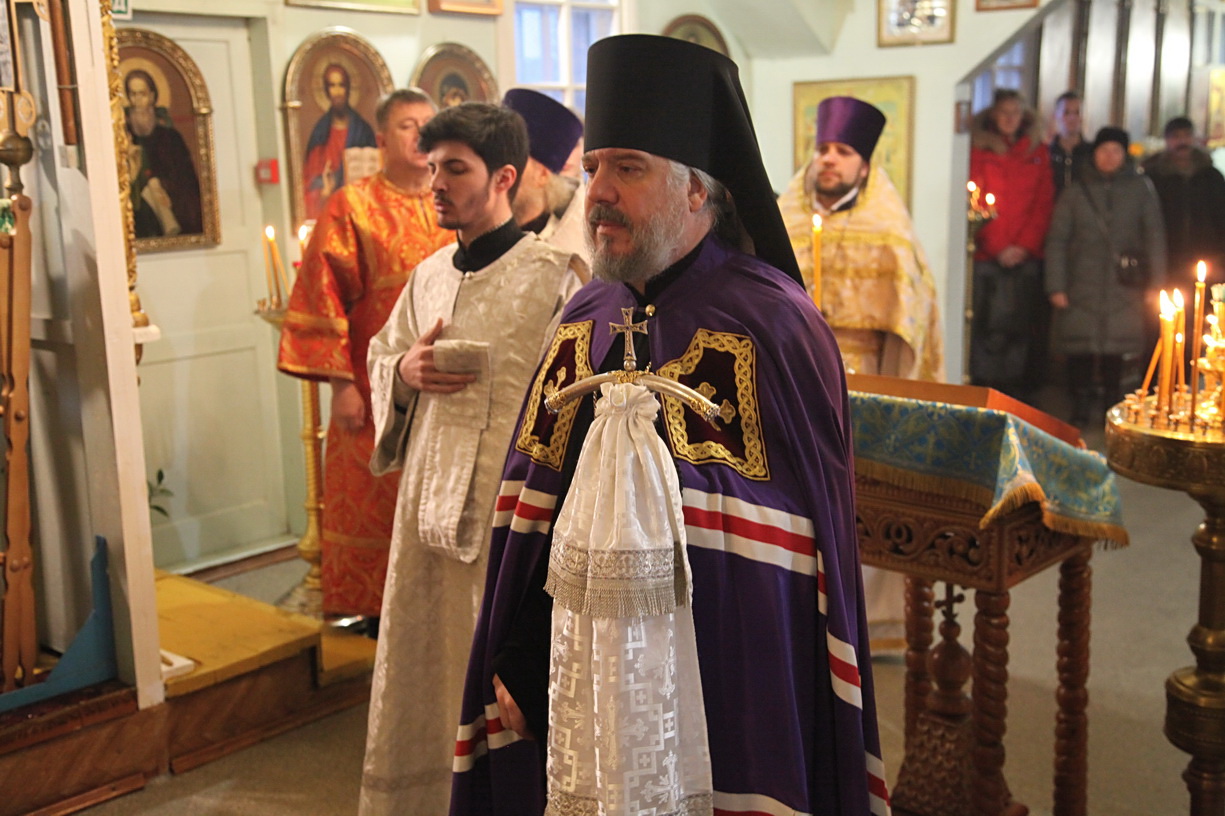 Епископ Находкинский и Преображенский Николай возглавил Божественную литургию в Свято-Троицком храме п. Врангель.
