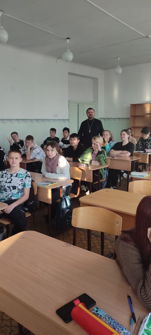 Руководитель миссионерского отдела Находкинской епархии провёл лекцию из цикла "Семья и семейные ценности" для старшеклассников.