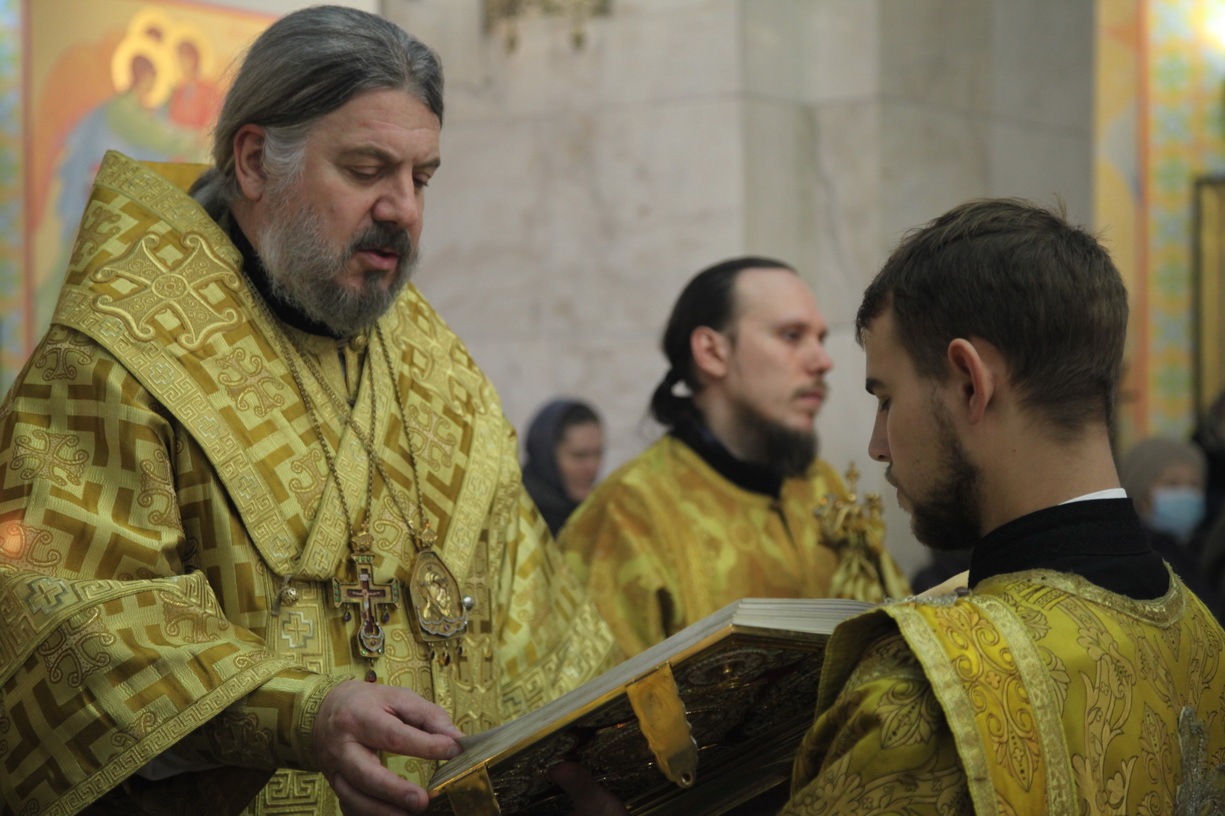 Епископ Николай возглавил всенощное бдение в Казанском соборе.