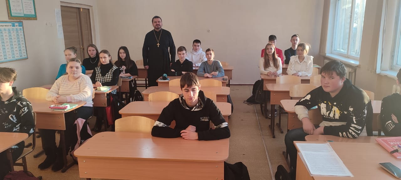Иерей Виталий Шаркеев провел урок - лекцию для школьников на тему из цикла "Семья и семейные ценности".