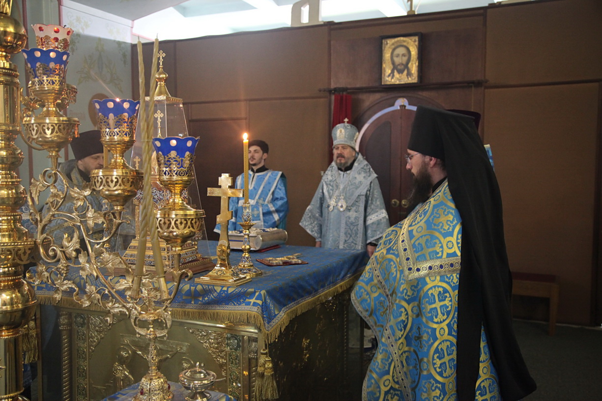 В канун праздника Введения во храм Пресвятой Богородицы епископ Николай возглавил всенощное бдение в Казанском соборе.