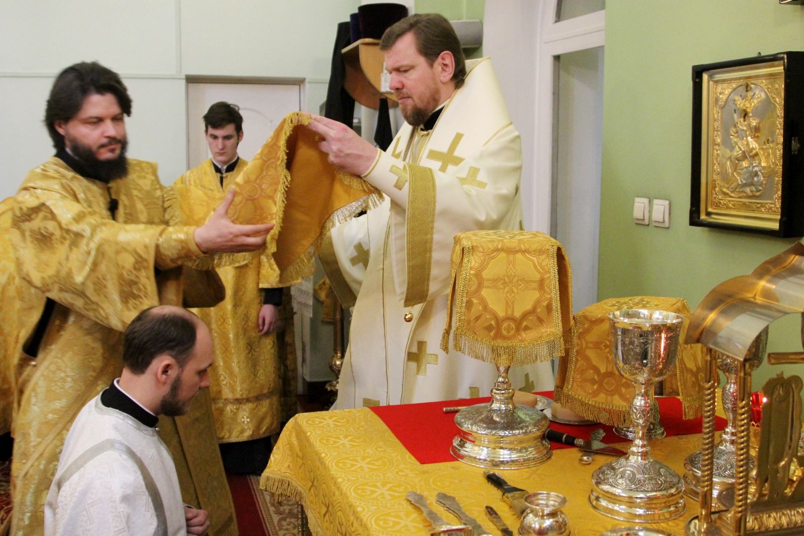 За Божественной литургией митрополит Владимир совершил пресвитерскую хиротонию диакона Дионисия Ищенко