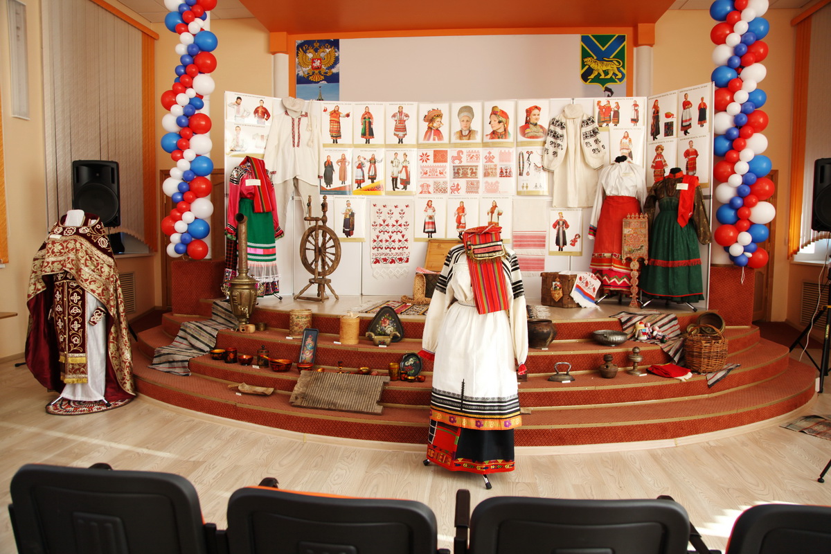 Более 900 арсеньевских школьников побывало на выставках русского народного костюма (+ Фото)