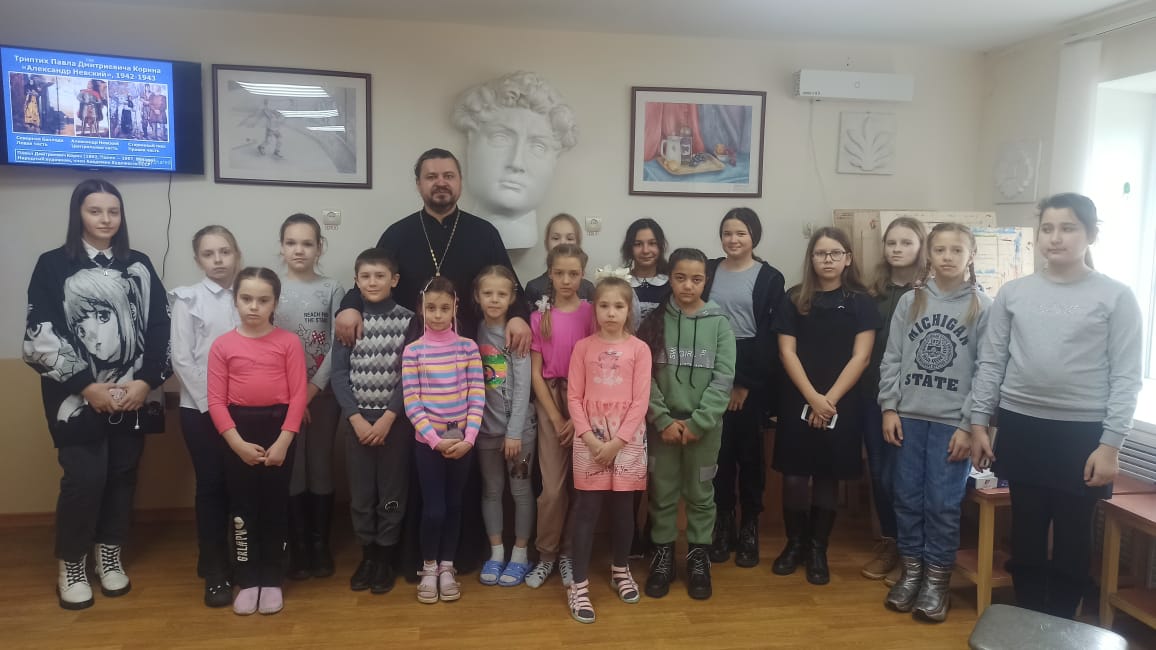 Священник побеседовал с учениками Детской школы искусств о святом Александре Невском.