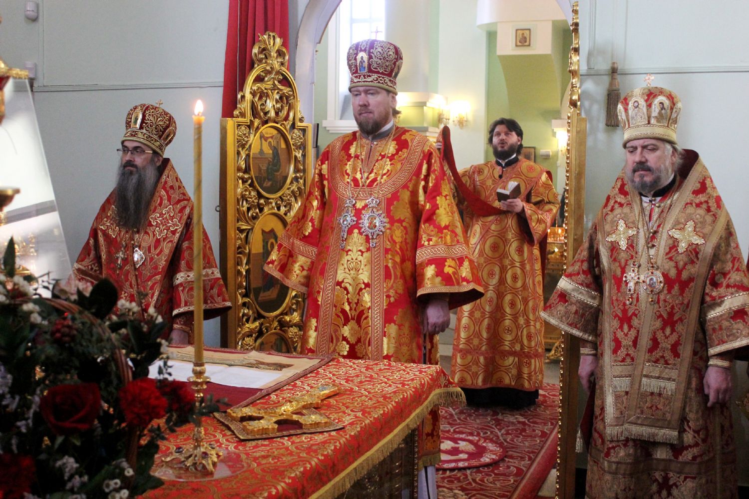 Празднование 30-летия возрождения Владивостокской епархии открылось соборным служением Божественной литургии архипастырями Приморской митрополии.