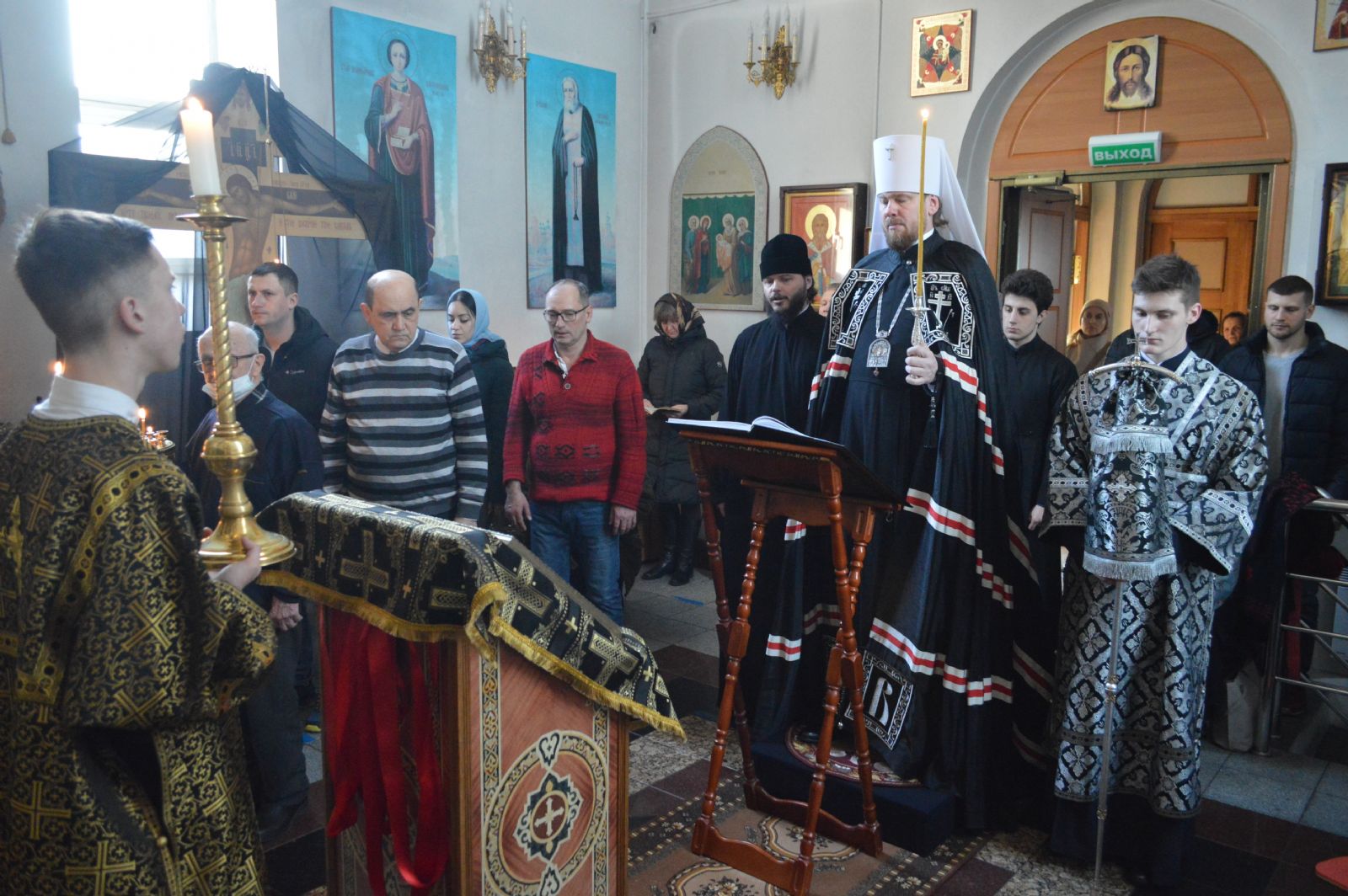 Митрополит Владимир совершил повечерие с чтением покаянного канона в храме святого Игоря Черниговского