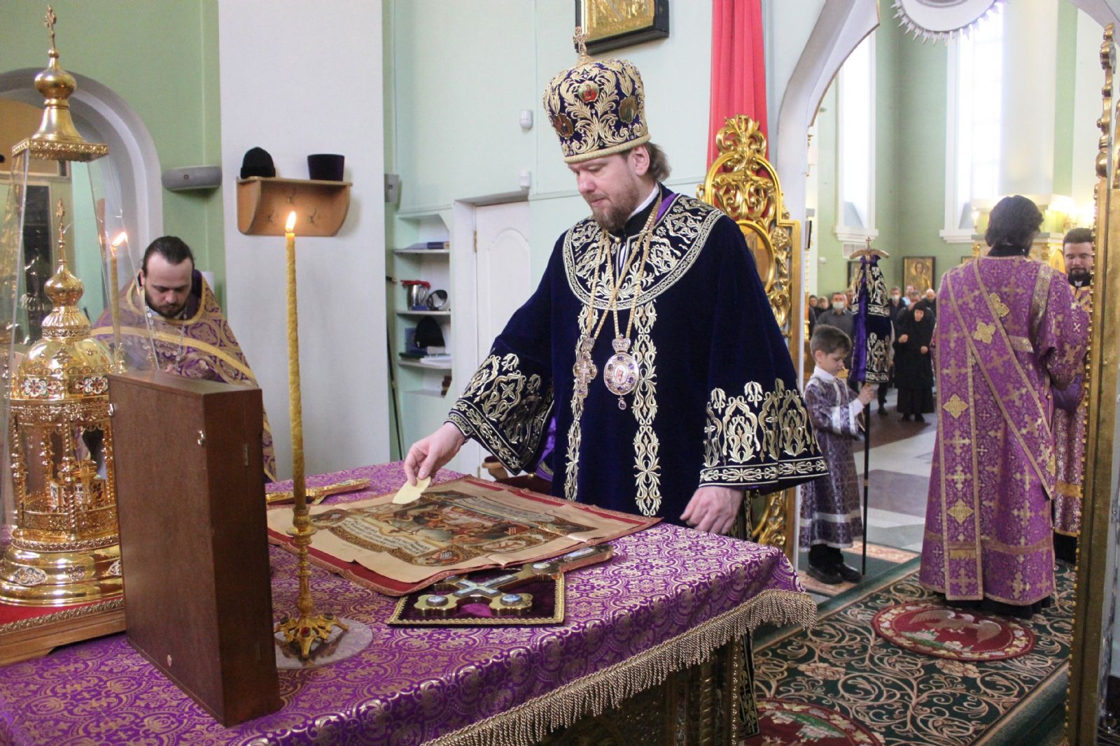 Глава Приморской митрополии совершил Божественную литургию и чин Торжества Православия в Покровском соборе Владивостока