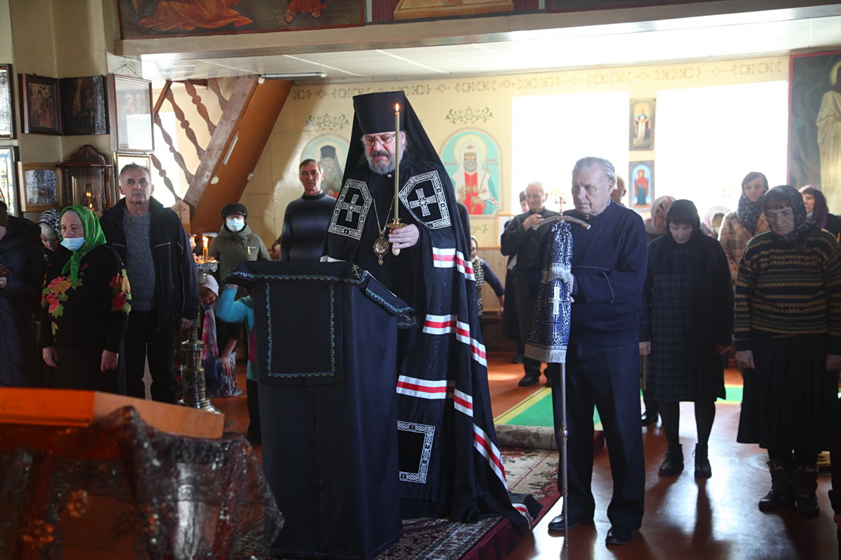 Епископ Находкинский и Преображенский Николай совершил повечерие с чтением Великого канона в храме Рождества Христова г. Находки.