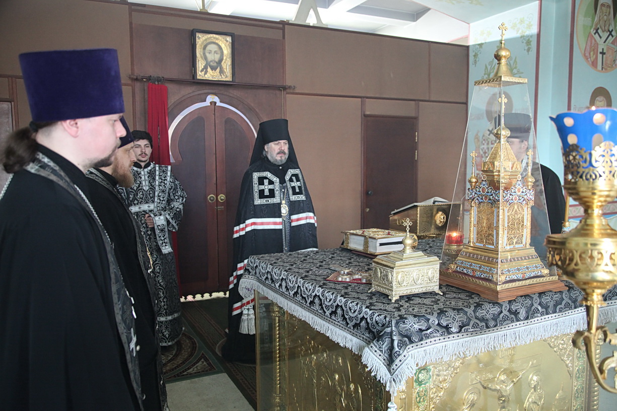 В четверг первой седмицы Великого поста епископ Николай молился за уставным богослужением в Казанском соборе г. Находки.
