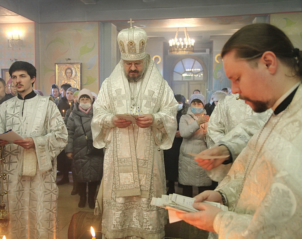 Во Вселенскую родительскую субботу епископ Николай возглавил Божественную литургию в Кафедральном соборе г. Находки.