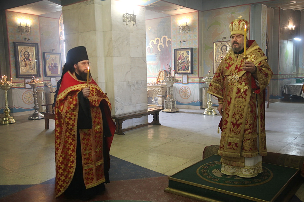 Епископ Николай возглавил вечернее богослужение в Казанском соборе.