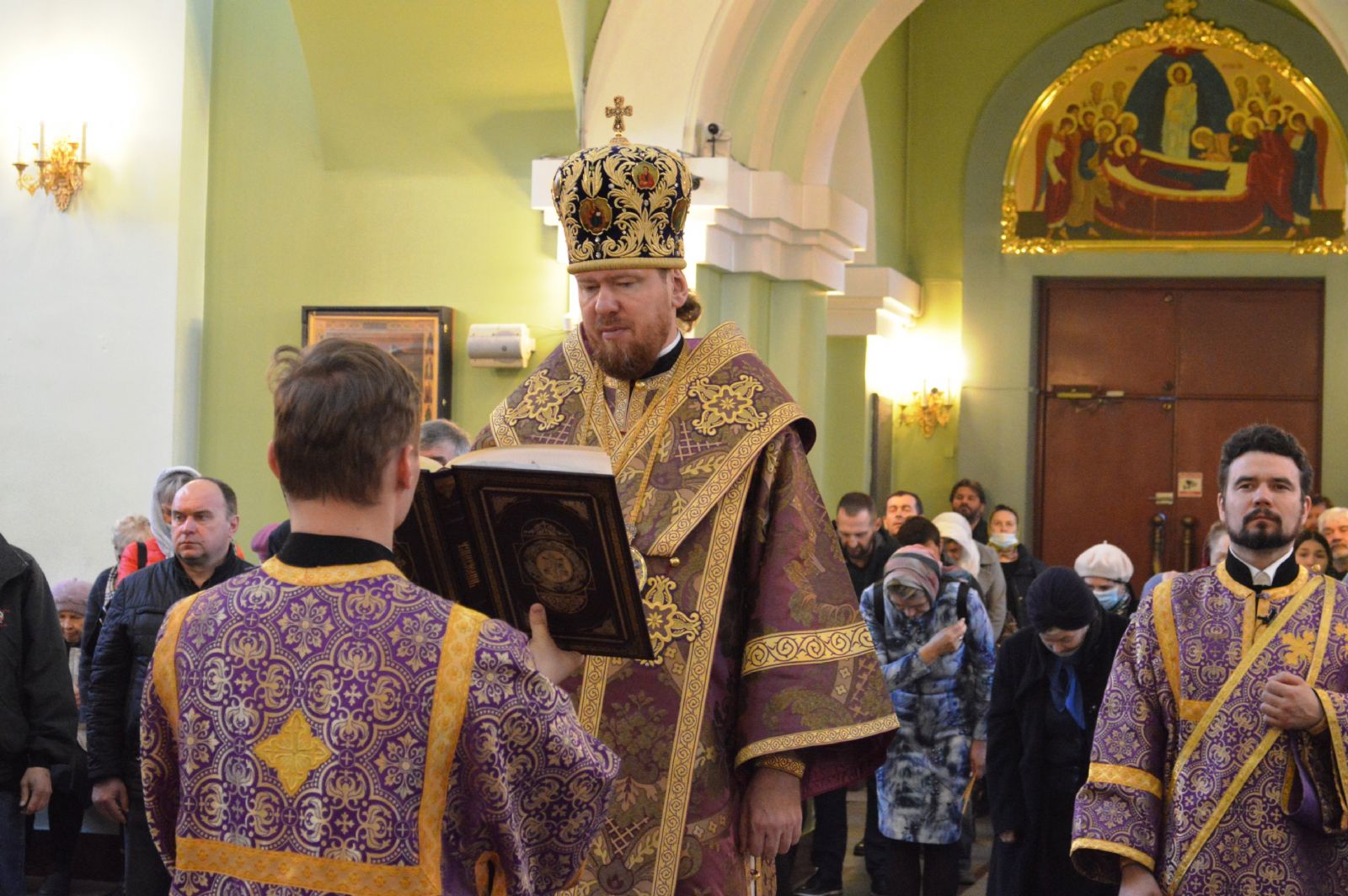 В Неделю Крестопоклонную митрополит Владимир совершил Божественную литургию в Покровском соборе